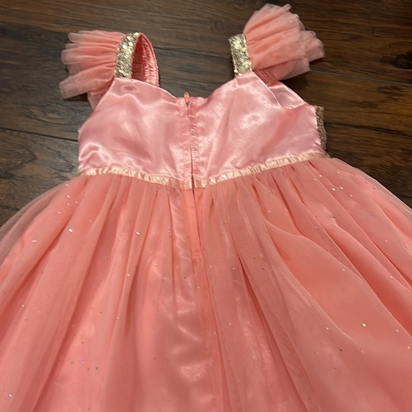 A dress fit for a princess - like new - Picture 6 of 6
